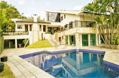 Casa espaçosa, com área de lazer, localizada no alto da boa vista.