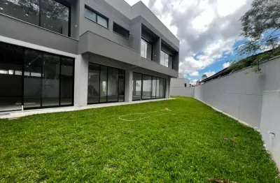 Sofisticada casa em condomínio, localizada no jardim dos estados.