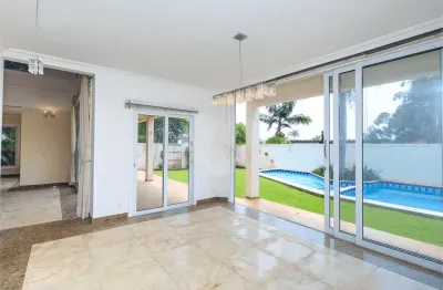 Primorosa casa em condomínio, localizada no alto da boa vista.