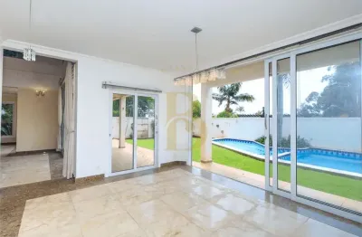 Primorosa casa em condomínio, localizada no alto da boa vista.