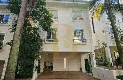 Casa reformada em condomínio á venda de 350m², com 03 suítes e 02 vagas no morumbi sp