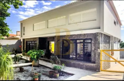 Casa reformada á venda de 460m², com 5 dormitórios e 4 vagas no bairro alto da lapa