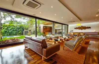 Casa de condomínio no alto da boa vista, de 458m², com piscina, quintal, 4 suítes e 4 vagas.