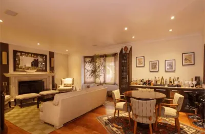 Casa á venda de 598m² em condomínio, com 04 quartos e 06 vagas no jardim petrópolis.