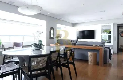 Charmoso apartamento em andar alto, localizado no brooklin.