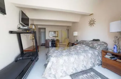 Cobertura estilo neoclássico, localizada no jardim paulista.