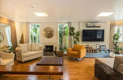 Casa dos sonhos: 4 suítes, piscina e espaço gourmet em meio ao verde