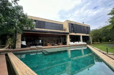 Casa de condomínio com 800 m², 5 quartos sendo 5 suítes à venda no bairro porto feliz.