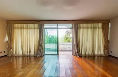 Maravilhosa casa na chácara flora com 605 m², 4 quartos sendo 4 suítes à venda.