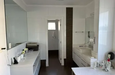 Casa de condomínio com 460 m², 4 quartos sendo 4 suítes à venda no bairro alphaville.