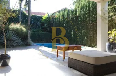 Casa espaçoso, com ambientes bem iluminados, localizada no bairro jardim petrópolis.