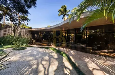 Casa á venda com 670 m², projeto de oscar niemeywe, com 5 suítes no bairro alto de pinheiros.