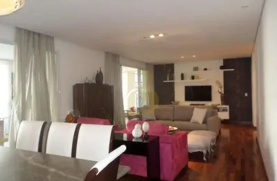 Apartamento com vista para a copas das árvores, localizado no campo belo.