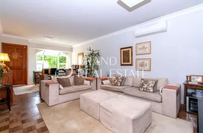 Charmosa casa com acabamentos de primeira, localizada na Vila Nova Conceição.