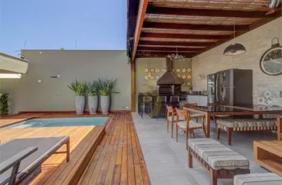 Casa reformada, com piscina privativa no bairro jardim dos estados.