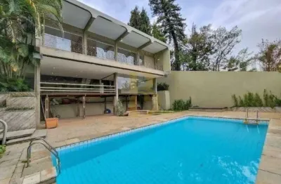 Casa de vila á venda em rua fechada de 900m², com 5 suítes, piscina e 8 vagas no bairro real parque.