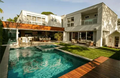 Belíssima casa em condomínio, com total segurança, localizada no campo belo.