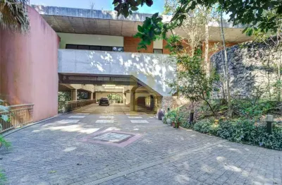 Casa de condomínio com 2400 m², 4 quartos sendo 4 suítes à venda no bairro chácara flora.