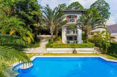 Excelente casa com jardim e piscina, localizada no alto da boa vista.
