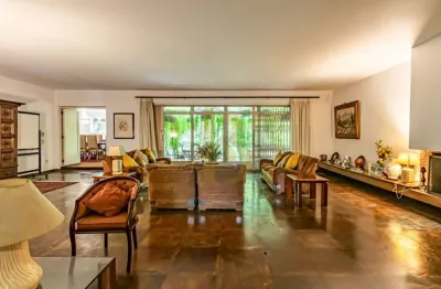 Casa com 600 m², 5 quartos sendo 5 suítes à venda no bairro morumbi.