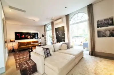 Magnifico apartamento, com acabamentos de alto requinte, localizado no Campo Belo.