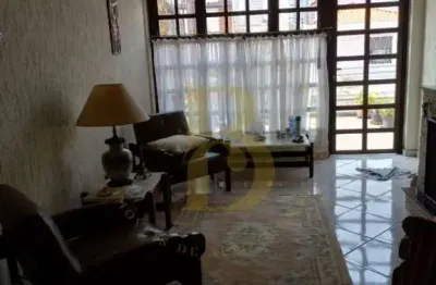 Casa assobradada com 5 quartos, sendo 3 suítes à venda no bairro perdizes.