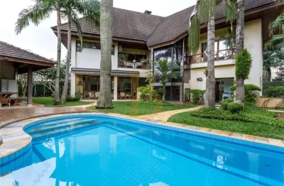 Casa espaçosa com piscina e jardim á venda na cidade jardim, 774m², 3 suítes e 5 vagas.