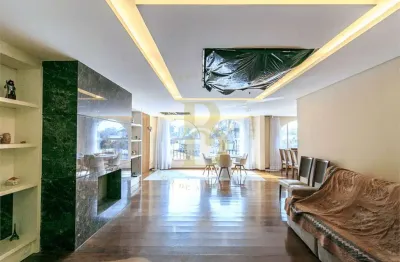 Charmosa casa em condomínio fechado, localizada na jardim marajoara.