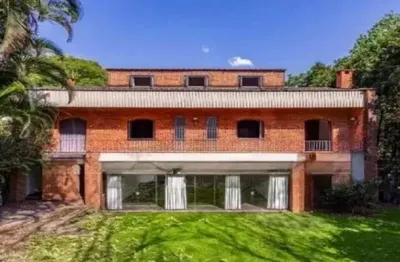 Casa com 457 m², 4 quartos sendo 2 suítes à venda no bairro morumbi.