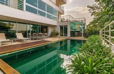 Casa em condomínio, com piscina privativa, localizada no morumbi.