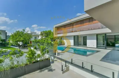 Casa á venda no Condomínio Genêsis 2, 4 suítes, 5vagas, 546m², e piscina.