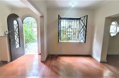Casa comercial p/locação - 6 cômodos, 2 banheiros, 74m², 1 vaga