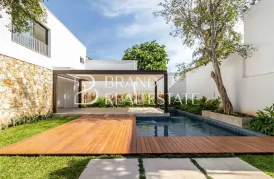 Casa com 410m² privativos, com 5 suítes, piscina e 4 vagas no bairro Jardim Paulista.