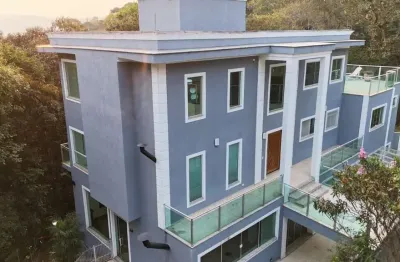 Casa imponente com 3 suítes e closet e piscina no condomio alpes da cantareira