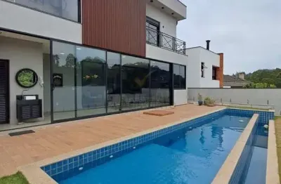 Casa mobiliada a venda no Residencial Campos do Conde, sendo 3 quartos (3 suítes), p´[e direito duplo, vista livre e pra mata e 4 vagas para carro
