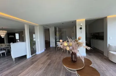 Casa a venda em alphaville 2, casa mobiliada, com 5 suítes, sendo uma delas térrea