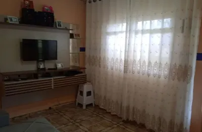 Casa térrea com otimo acabamento, com quintal grande