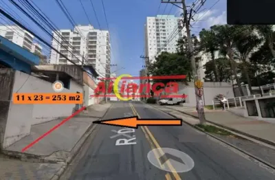 Terreno 253 m2 na rua dona tecla, com construção antiga.