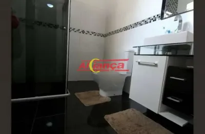 Imóvel espaçoso à venda com 3 quartos, sendo 1 suíte, e 2 banheiros no total