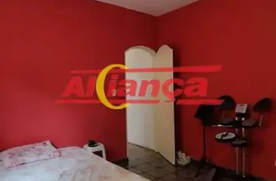 Sobrado da frente todos os cômodos amplos, parte de baixo sendo, sala, banheiro, cozinha, lavanderia