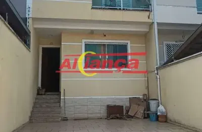 Lindo sobrado com 03 dorms, sendo 01 suiíte, 03 vagas de garagem. ótima localização!