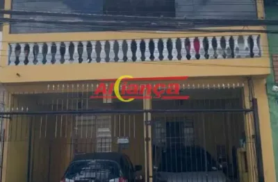 Sobrado residencial amplo e confortável, com distribuição inteligente de espaços e boa arquitetura .
