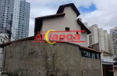 Sobrado residencial com 3 dormitórios, sendo uma suíte, mais 2 banheiros, garagem coberta.