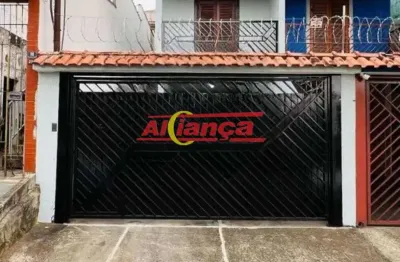 Casa assobradada com 02 quartos sendo 1 suíte, 03 vagas de garagem  em ótima localização