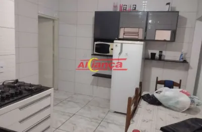 Casa com 2 dormitórios,  garagem para 2 carros e amplo quintal com churrasqueira
