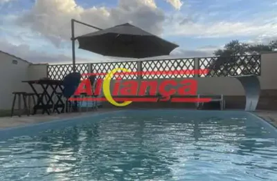 Sitio  com 2 suítes, área gourmet, piscina aquecida e 3 vagas em bairro tranquilo.