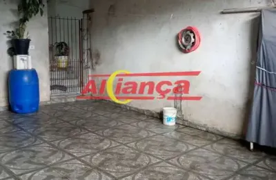 Casa térrea , dois dormitorios um banheiro garagem para quatro carros , uma cosinha tipo americana