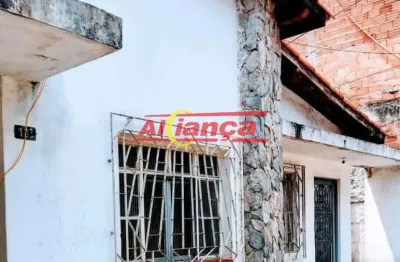 Casa com  terreno amplo,ideal para reforma ou construção de um novo espaço.