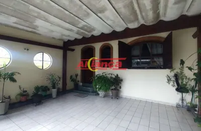 Casa térrea com 2 dormitórios e amplo terraço à venda no Jardim São Roberto