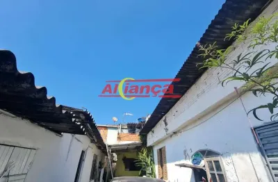 Casa térrea ótimo para renda, com três casas no mesmo terreno e um salão